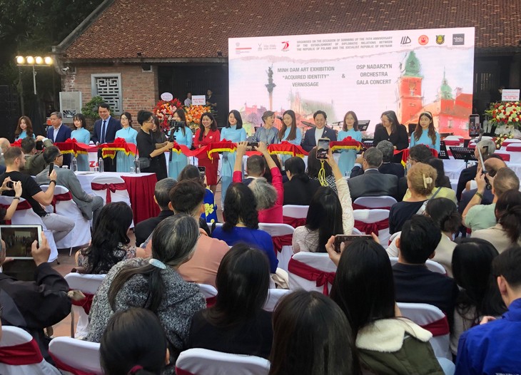 Triển lãm “Danh tính hình thành” của họa sĩ Minh Đàm và Gala hòa nhạc Ba Lan: Nhịp cầu ngoại giao văn hóa            - ảnh 2
