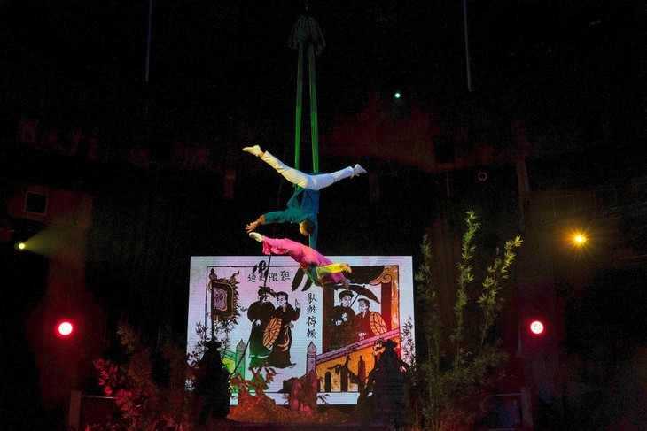 Nghệ thuật xiếc tái hiện những câu chuyện của dòng tranh Đông Hồ - ảnh 1