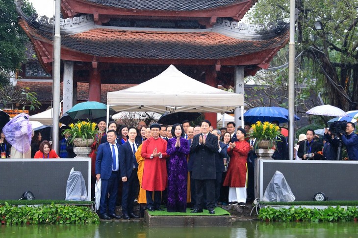 Chủ tịch nước Lương Cường cùng đại biểu kiều bào dâng hương tại Tượng đài Lý Thái Tổ - ảnh 4