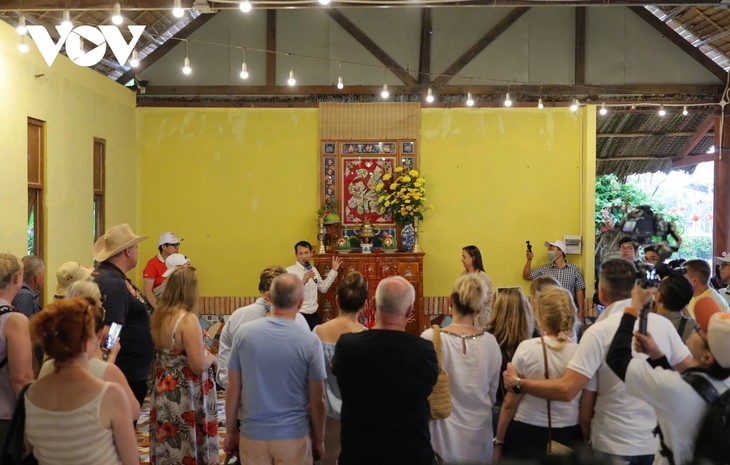 Du khách nước ngoài thích thú khi trải nghiệm “ăn Tết miền Tây” - ảnh 1