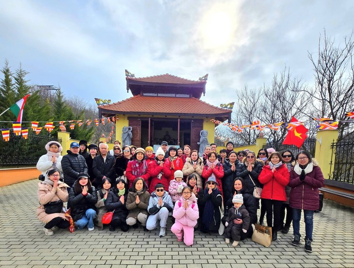 Người Việt đi lễ chùa đầu năm ở Simontornya: Lắng đọng hồn quê giữa lòng Hungary - ảnh 1