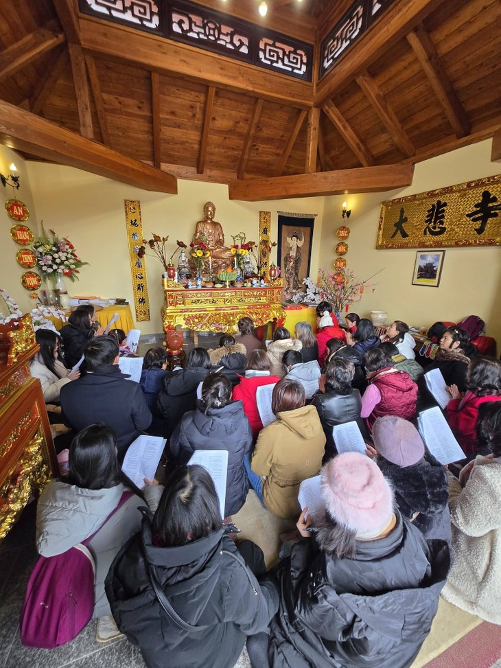 Người Việt đi lễ chùa đầu năm ở Simontornya: Lắng đọng hồn quê giữa lòng Hungary - ảnh 3