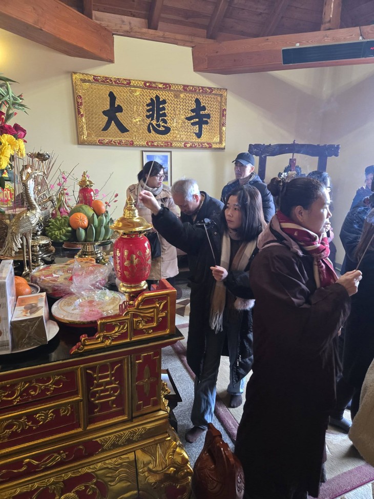 Người Việt đi lễ chùa đầu năm ở Simontornya: Lắng đọng hồn quê giữa lòng Hungary - ảnh 2