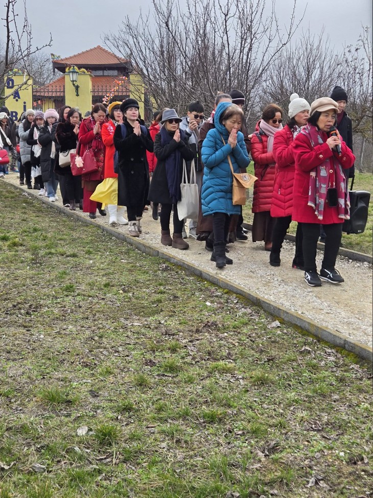 Người Việt đi lễ chùa đầu năm ở Simontornya: Lắng đọng hồn quê giữa lòng Hungary - ảnh 4