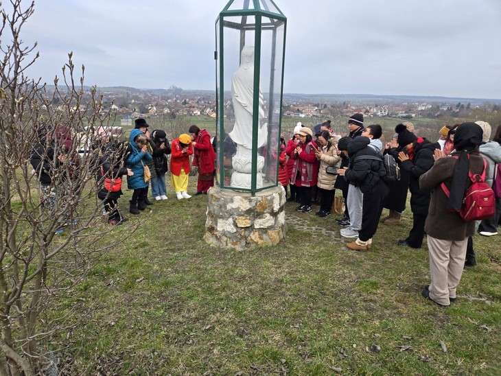 Người Việt đi lễ chùa đầu năm ở Simontornya: Lắng đọng hồn quê giữa lòng Hungary - ảnh 5