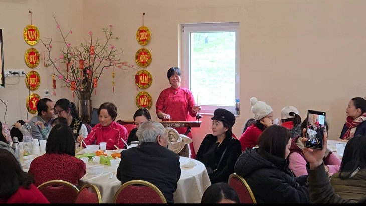 Người Việt đi lễ chùa đầu năm ở Simontornya: Lắng đọng hồn quê giữa lòng Hungary - ảnh 6