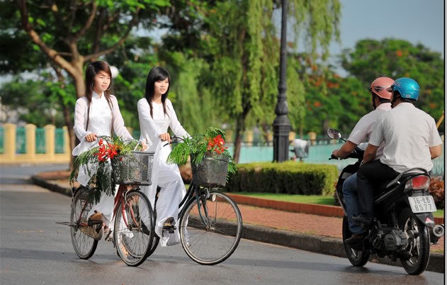 ภาพของหญิงสาวเมืองเว้ในชุดอ๋าวหย่ายสีขาว - สัญลักษณ์แห่งความโรแมนติกของเมืองเว้ - ảnh 4