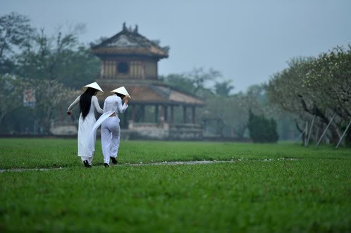 ภาพของหญิงสาวเมืองเว้ในชุดอ๋าวหย่ายสีขาว - สัญลักษณ์แห่งความโรแมนติกของเมืองเว้ - ảnh 11