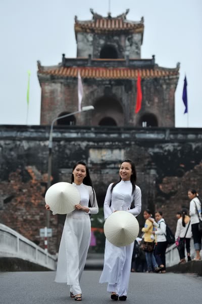 ภาพของหญิงสาวเมืองเว้ในชุดอ๋าวหย่ายสีขาว - สัญลักษณ์แห่งความโรแมนติกของเมืองเว้ - ảnh 12