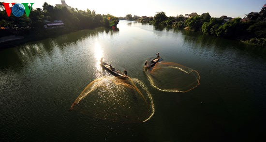 ภาพของชาวประมงเมืองเว้ที่กำลังจับปลาในแม่นํ้า Như Ý  - ảnh 6