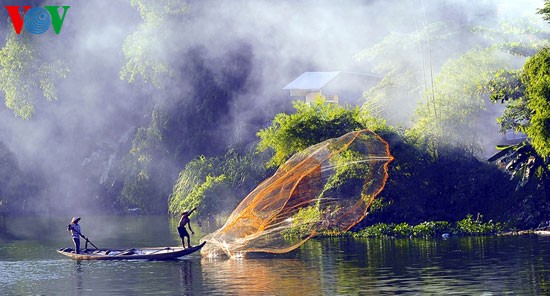 ภาพของชาวประมงเมืองเว้ที่กำลังจับปลาในแม่นํ้า Như Ý  - ảnh 7