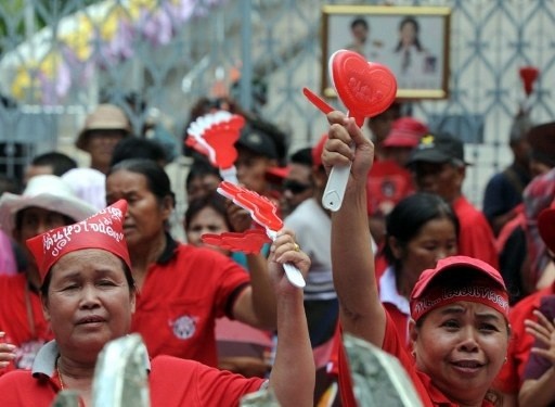 กลุ่มคนเสื้อแดงเรียกร้องให้วุฒิสภาถอดถอนตุลาการศาลรัฐธรรมนูญ - ảnh 1