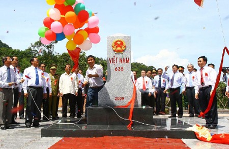 เปิดตัวหลักพรมแดนทางบกหลักสุดท้ายระหว่างจังหวัด Quảng Trị กับแขวงสาละวันของลาว  - ảnh 1