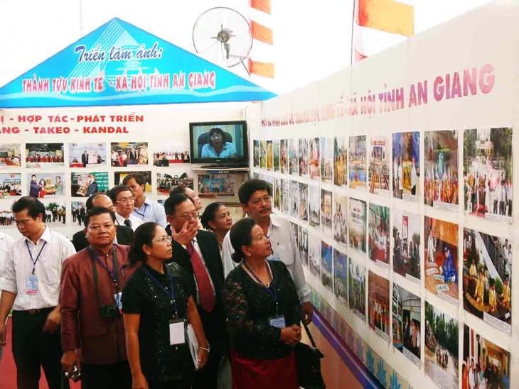 วันงานแลกเปลี่ยนวัฒนธรรมและศิลปะจังหวัดต่างๆตามแนวชายแดนระหว่างเวียดนามกับกัมพูชาปี 2012 - ảnh 1