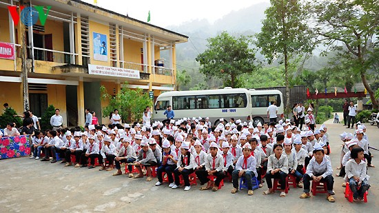 เยาวชนอาสามอบของขวัญให้แก่ชนกลุ่มน้อยในจังหวัดเขตเขา Hà Giang - ảnh 1