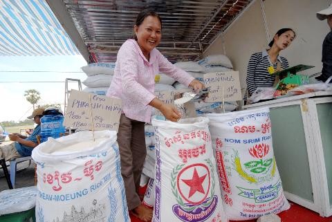 งานแสดงสินค้านานาชาติ Tịnh Biên - An Giang ประจำปี 2013 ได้เปิดขึ้นแล้ว - ảnh 1