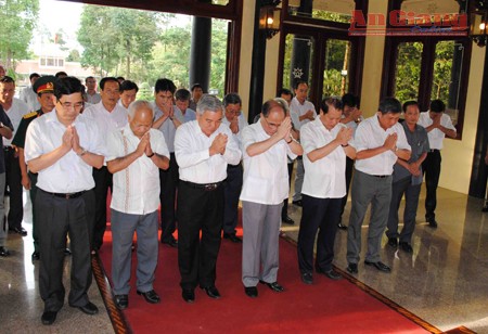 ท่าน เหงวียนซิงหุ่ง ประธานรัฐสภาเวียดนามไปเยือนเขตอนุสรณ์สถานประธานโตนดึ๊กทั้ง - ảnh 1