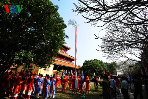 พิธีกรรมการตั้งเสาตุงในอดีต ณ พระราชวังชั้นในจังหวัดเถื่อเทียนเว้ - ảnh 1