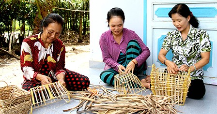 สตรีอำเภอฟองเดี่ยน จังหวัดเกิ่นเทอมีส่วนร่วมสร้างสรรค์ชนบทใหม่ - ảnh 1