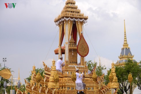 รองประธานประเทศเวียดนามเข้าร่วมพระราชพิธีถวายพระเพลิงพระบรมศพพระบาทสมเด็จพระปรมินทรมหาภูมิพลอดุลยเดช - ảnh 1