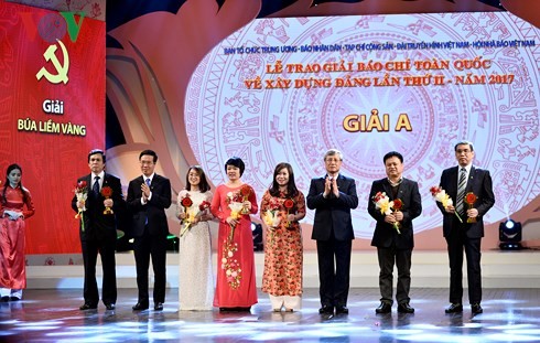 พิธีมอบรางวัลหนังสือพิมพ์เกี่ยวกับการพัฒนาองค์กรพรรค – ค้อนเคียวทองครั้งที่ 2ปี2017  - ảnh 1