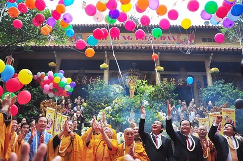 กิจกรรมวันวิสาขบูชาสะท้อนให้เห็นถึงเสรีภาพด้านความเชื่อและการนับถือศาสนา - ảnh 1