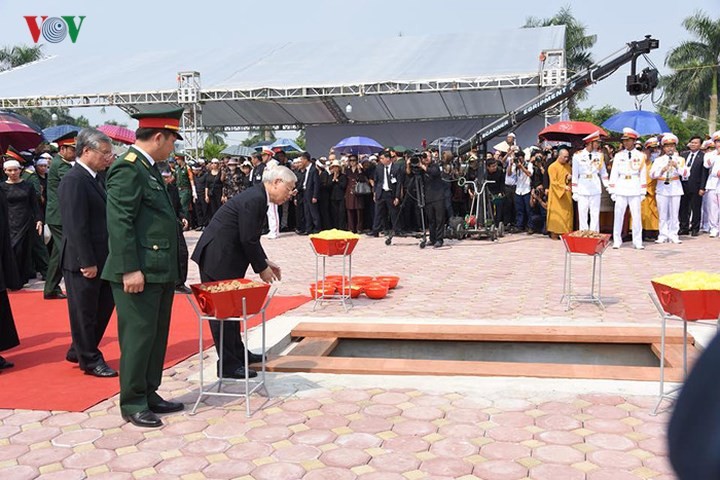 พิธีไว้อาลัยและพิธีปลงศพอดีตเลขาธิการใหญ่พรรคโด๋เหมื่อยจัดขึ้นอย่างสมเกียรติ - ảnh 14