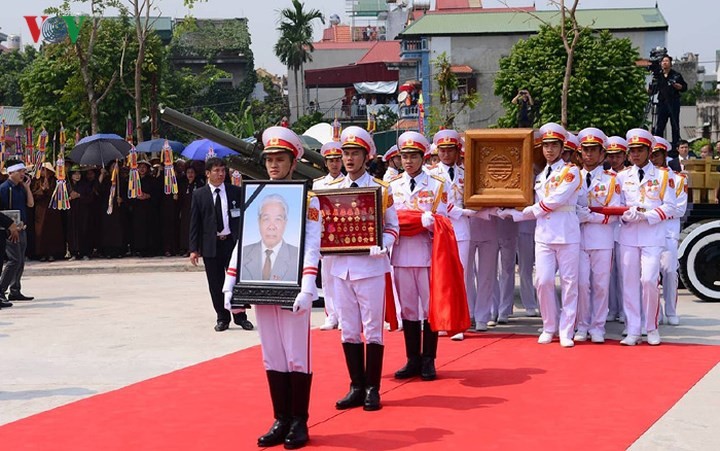 พิธีไว้อาลัยและพิธีปลงศพอดีตเลขาธิการใหญ่พรรคโด๋เหมื่อยจัดขึ้นอย่างสมเกียรติ - ảnh 11