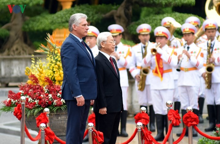 ประธานสภาแห่งรัฐและสภารัฐมนตรีคิวบาเริ่มการเยือนสันถวไมตรีเวียดนามอย่างเป็นทางการ - ảnh 1