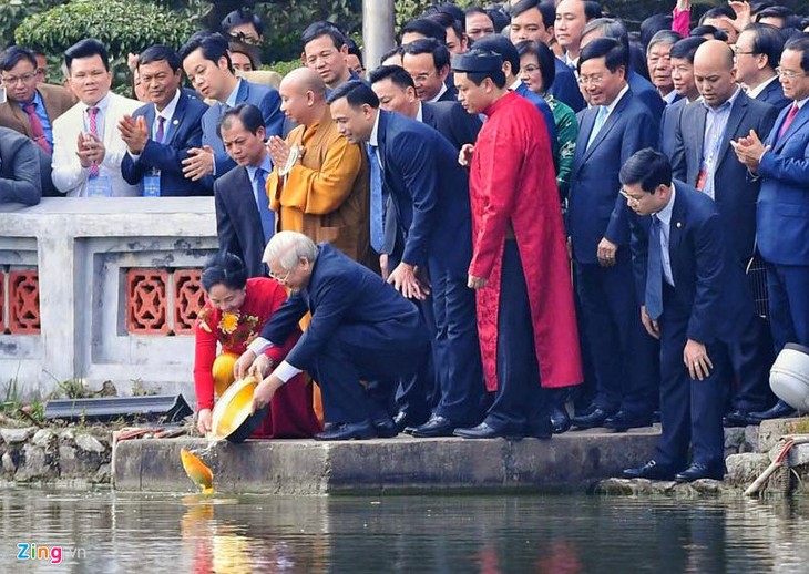 เลขาธิการใหญ่พรรค ประธานประเทศเหงวียนฟู้จ่องพร้อมภริยาและตัวแทนชาวเวียดนามโพ้นทะเลเข้าร่วมกิจกรรมปล่อยปลาตะเพียนเซ่นไหว้เทพแห่งเตาไฟ - ảnh 1