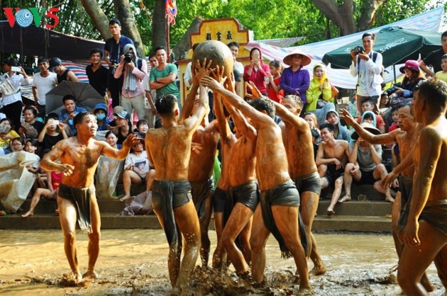 งานเทศกาลหมู่บ้านสะท้อนเอกลักษณ์วัฒนธรรมของอารยธรรมข้าวนาดำ - ảnh 3