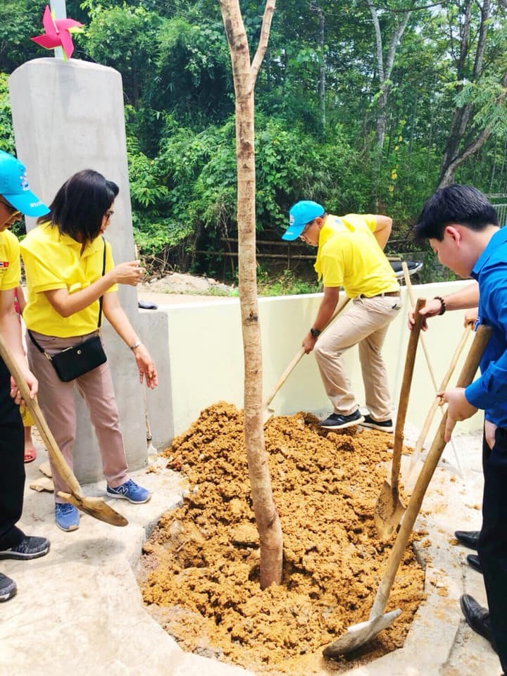 ชุมชนไทยในภาคเหนือเวียดนามร่วมกิจกรรมจิตอาสาบำเพ็ญสาธารณะประโยชน์ถวายเป็นพระราชกุศลเนื่องในโอกาสมหามงคลพระราชพิธีบรมราชาภิเษก - ảnh 8