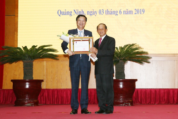 พิธีมอบเหรียญอิสริยาภรณ์ของประธานประเทศลาวให้แก่คณะและบุคคลต่างๆของจังหวัดกว๋างนิง - ảnh 1