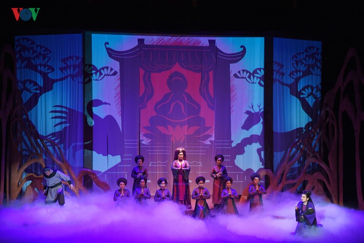 การผสมผสานการแสดงแบบดั้งเดิมต่างๆในละครเวที “Ngàn năm mây trắng” - ảnh 2