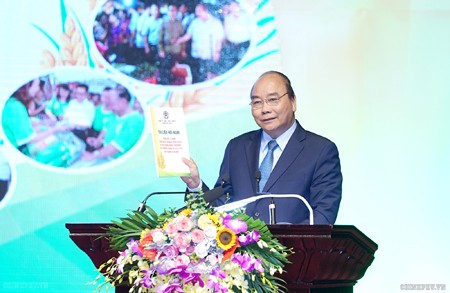 นายกรัฐมนตรีเหงวียนซวนฟุกเข้าร่วมการประชุมสรุป 10ปีการสร้างสรรค์ชนบทใหม่ของกรุงฮานอย - ảnh 1