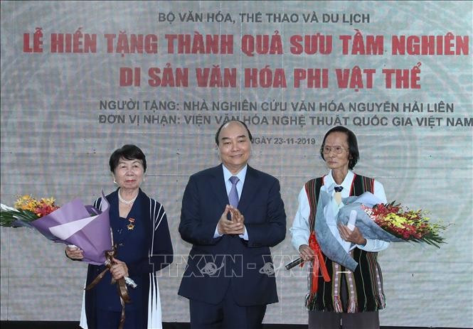 นายกรัฐมนตรีเหงวียนซวนฟุกเข้าร่วมพิธีมอบผลงานสะสมและวิจัยมรดกวัฒนธรรมนามธรรมให้แก่สถาบันวัฒนธรรมและศิลปะแห่งชาติเวียดนาม - ảnh 1