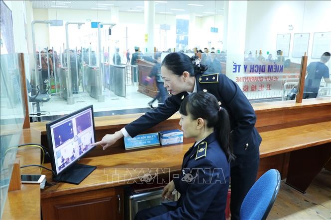 เวียดนามผลักดันการป้องกันและรับมือการแพร่ระบาดของเชื้อไวรัส corona สายพันธุ์ใหม่ - ảnh 1