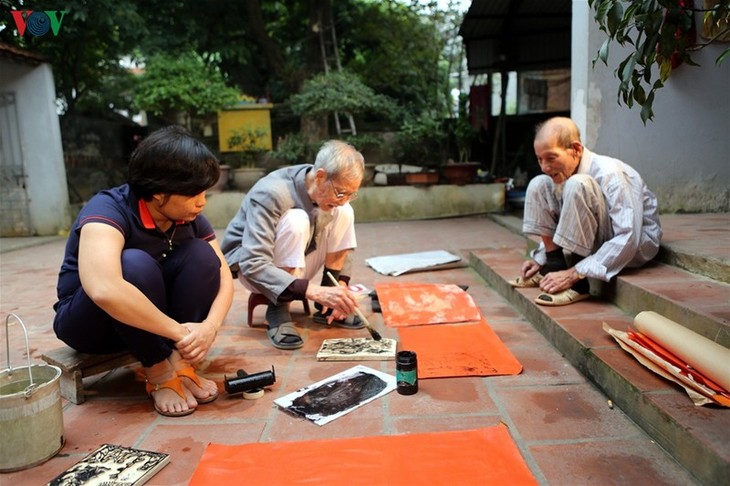 ฟื้นฟูภาพพิมพ์ไม้พื้นเมืองกิมหว่างเพื่ออนุรักษ์เอกลักษณ์วัฒนธรรมของราชธานีทังลอง  - ảnh 1