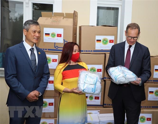 ชมรมชาวเวียดนามในประเทศเยอรมนีร่วมกับประชาชนเยอรมันในการป้องกันและรับมือการแพร่ระบาดของโรคโควิด-19 - ảnh 1