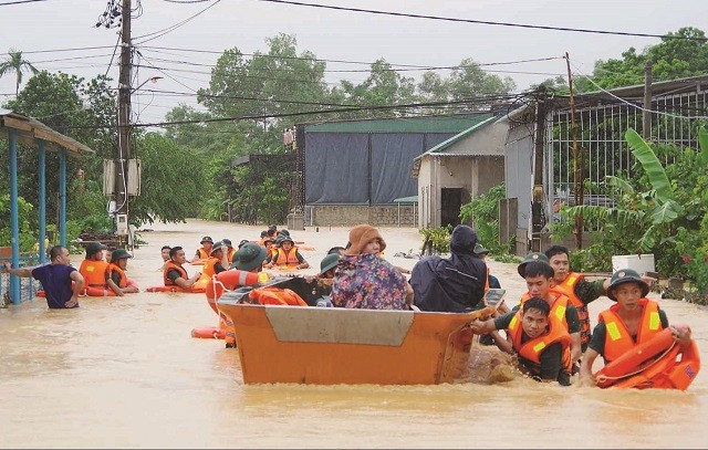 ต้องอพยพประชาชนไปยังเขตที่ปลอดภัยและลดความเสียหายจากเหตุน้ำท่วมและฝนตกหนัก - ảnh 1