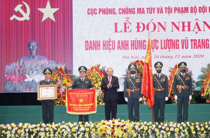 มอบประกาศเกียรติคุณเป็นวีรชนกองกำลังติดอาวุธประชาชนในยุคแห่งการเปลี่ยนแปลงใหม่ให้แก่กรมป้องกันและต่อต้านยาเสพติดและอาชญากรรม - ảnh 1