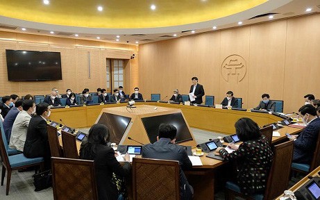 รัฐมนตรีว่าการกระทรวงสาธารณสุขประชุมกับทางการกรุงฮานอยเกี่ยวกับการรับมือการแพร่ระบาดของโรคโควิด-19 - ảnh 1