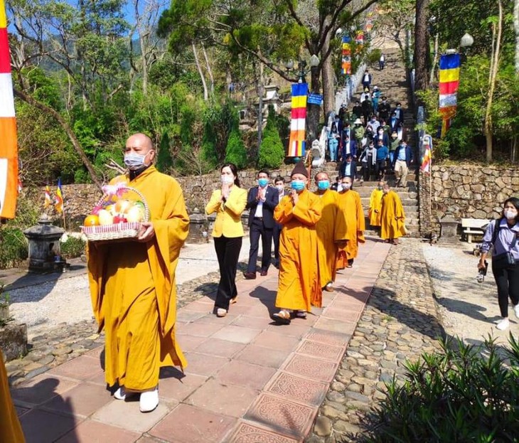 พุทธสมาคมจังหวัดกว๋งนิงจัดพิธีขอพรให้ประเทศสงบสุข เจริญรุ่งเรืองและประชาชนอยู่ดีกินดี - ảnh 1