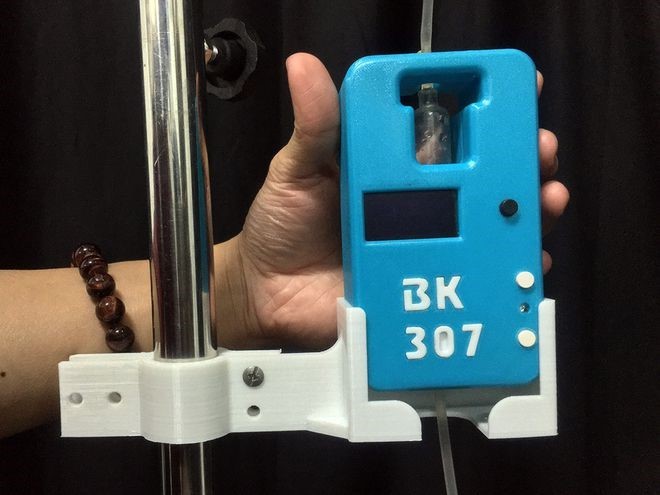 นักศึกษาเวียดนามประดิษฐ์เครื่องควบคุมการให้สารละลายทางหลอดเลือดดำสำหรับผู้ติดเชื้อโควิด-19 - ảnh 1