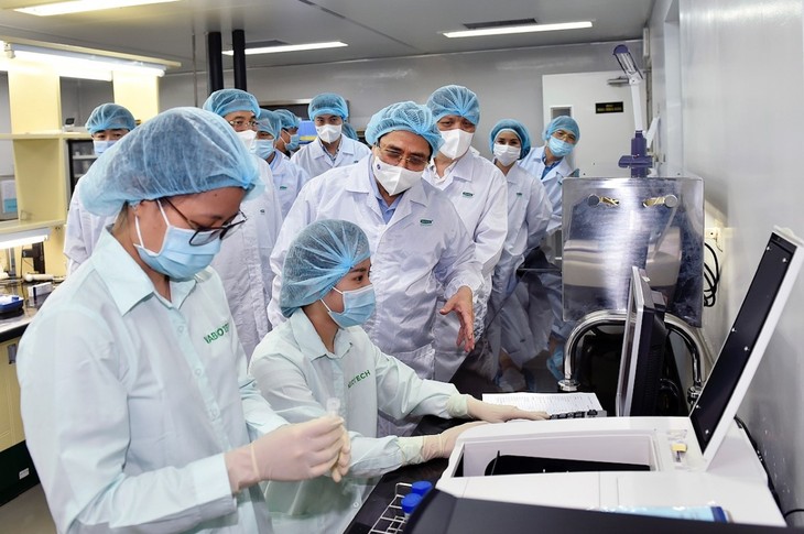 นายกรัฐมนตรีฝ่ามมิงชิ้งกำชับให้ต้องผลักดันการปฏิบัติยุทธศาสตร์วัคซีนมากขึ้น - ảnh 1