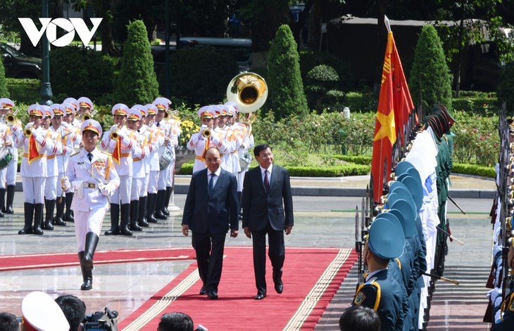 ประธานประเทศเหงวียนซวนฟุกและภริยาเป็นประธานในพิธีต้อนรับเลขาธิการใหญ่พรรค ประธานประเทศลาว ทองลุน สีสุลิด - ảnh 1