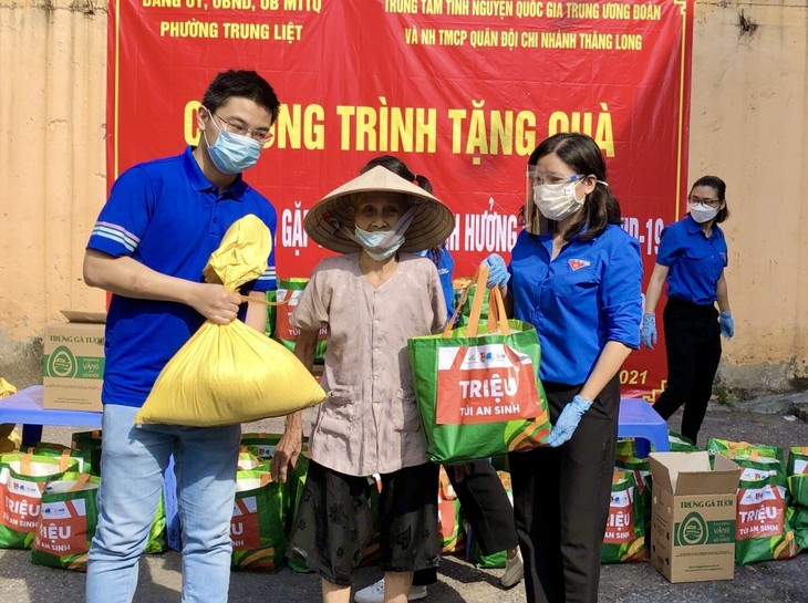 มอบสิ่งของที่จำเป็นกว่า 6,200ชุด ให้แก่ครอบครัวที่ยากจน - ảnh 1