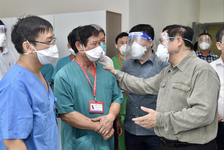 นายกรัฐมนตรีลงพื้นที่จังหวัดบิ่งเยืองตรวจสอบงานด้านการควบคุมการแพร่ระบาดของโรคโควิด-19 - ảnh 1