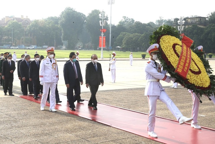 ผู้นำพรรคและรัฐเข้าเคารพศพประธานโฮจิมินห์และรำลึกถึงวีรชนทหารพลีชีพเพื่อชาติ - ảnh 1