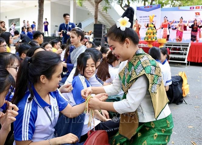 งานนิทรรศการ “เอกลักษณ์วัฒนธรรมในเขตชายแดนและความสามัคคีมิตรภาพเวียดนาม-ลาว” ณ จังหวัดเดียนเบียน - ảnh 1